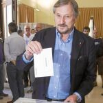 El candidato de IU, Willy Meyer, votó en Sanlúcar de Barrameda (Cádiz)