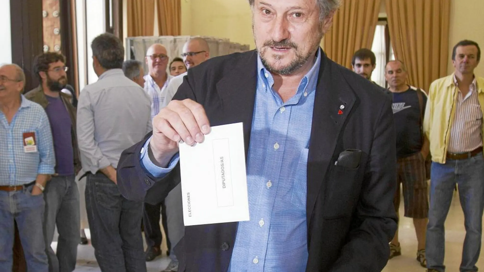 El candidato de IU, Willy Meyer, votó en Sanlúcar de Barrameda (Cádiz)