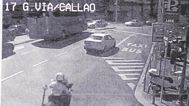 Tras éstos, las cámaras captan la imagen de un agente de movilidad que también acude tras el coche de la presidenta.
