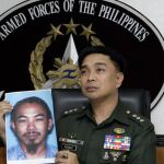 Un policía filipino con la foto de Zulkifli bin Hir, alias 'Marwan'