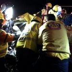 Fotografía facilitada por el Ayuntamiento de Madrid, del trabajo de los servicios de emergencia del Samur y Protección Civil para rescatar a los ocupantes de uno de los vehículos implicados en el accidente ocurrido sobre las 5 de la madrugada en la M-40