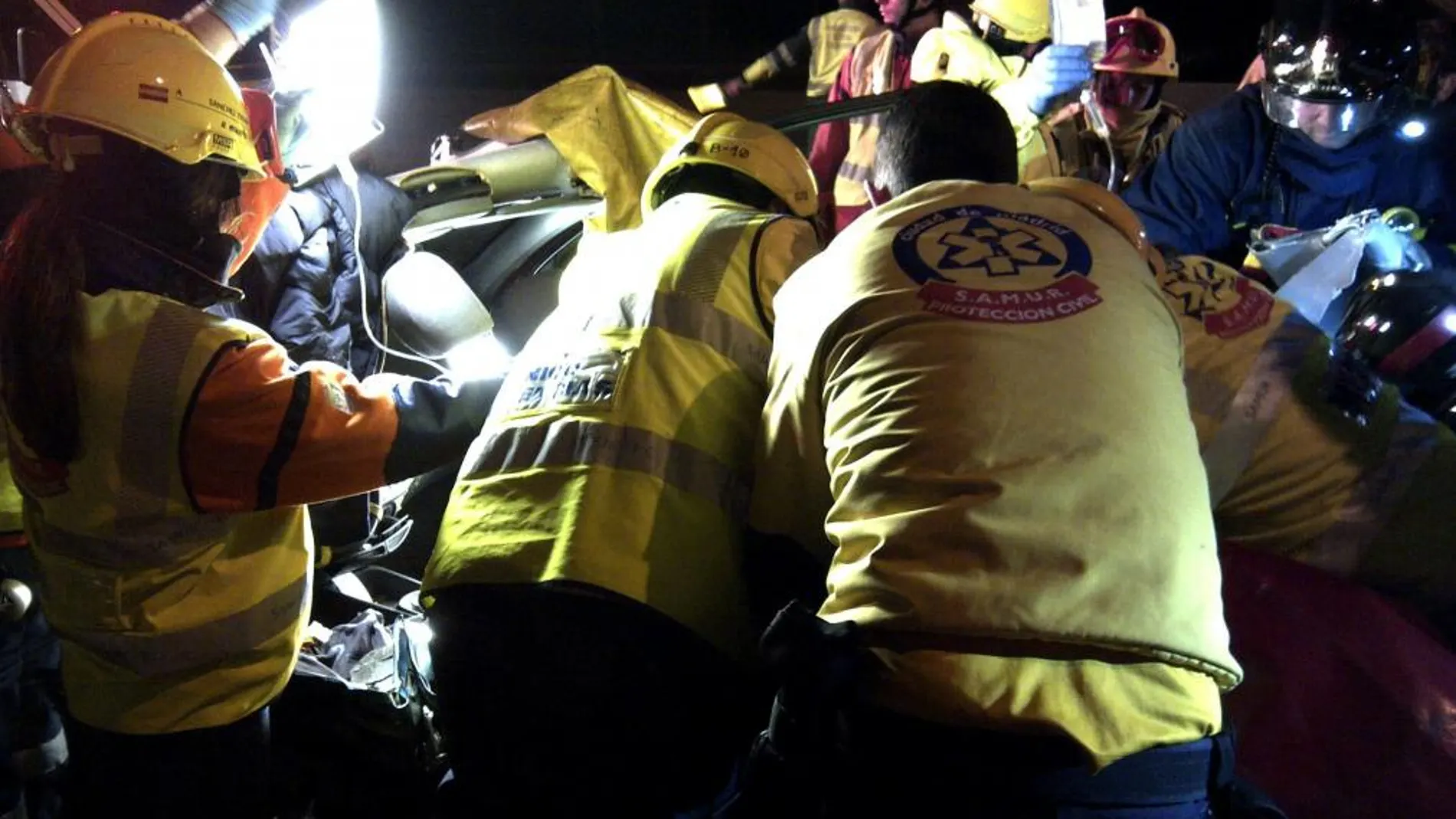 Fotografía facilitada por el Ayuntamiento de Madrid, del trabajo de los servicios de emergencia del Samur y Protección Civil para rescatar a los ocupantes de uno de los vehículos implicados en el accidente ocurrido sobre las 5 de la madrugada en la M-40