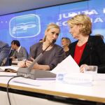 Cristina Cifuentes y Esperanza Aguirre, en la Junta Directiva regional del PP
