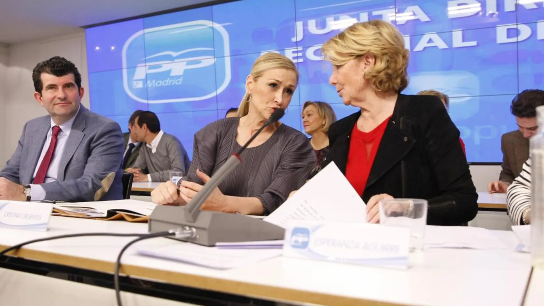 Cristina Cifuentes y Esperanza Aguirre, en la Junta Directiva regional del PP