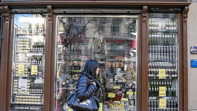El alcalde Trias asegura que su gobierno está ultimando una normativa para proteger a los comercios históricos como, en la foto, el emblemático colmado Quílez