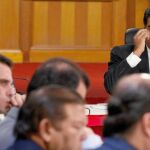 Maduro observa a los líderes de la oposición