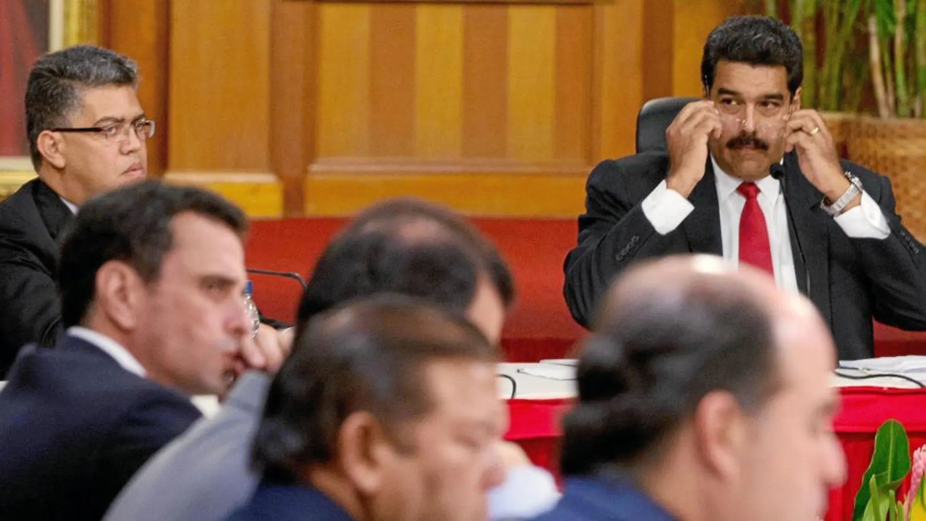 Maduro observa a los líderes de la oposición