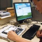 Un estudiante practica con un experimento en iLab.