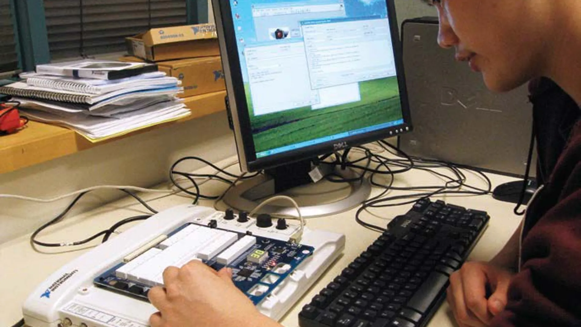 Un estudiante practica con un experimento en iLab.