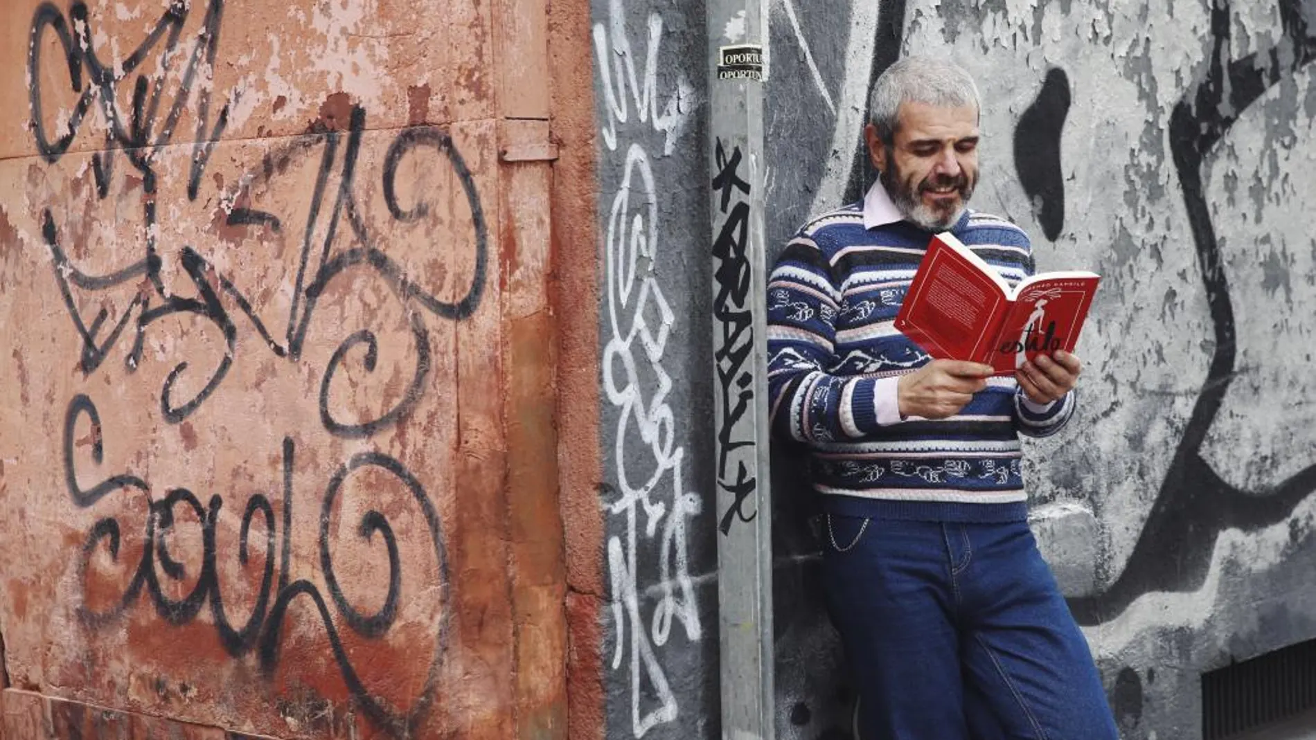 Lorenzo Caprile invita al lector a descubrir el concepto de estilo mientras repasa su trayectoria como modisto.