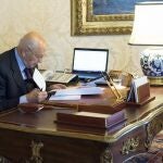 Giorgio Napolitano lee unos documentos en su despacho en el palacio de Quirinale