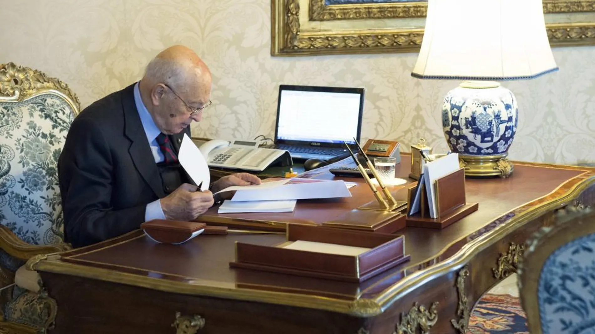 Giorgio Napolitano lee unos documentos en su despacho en el palacio de Quirinale
