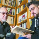 Ramón Boldú y Ramón Pereira, ayer, contemplando las páginas de «La voz que no cesa», su cómic dedicado a la vida de Miguel Hernández