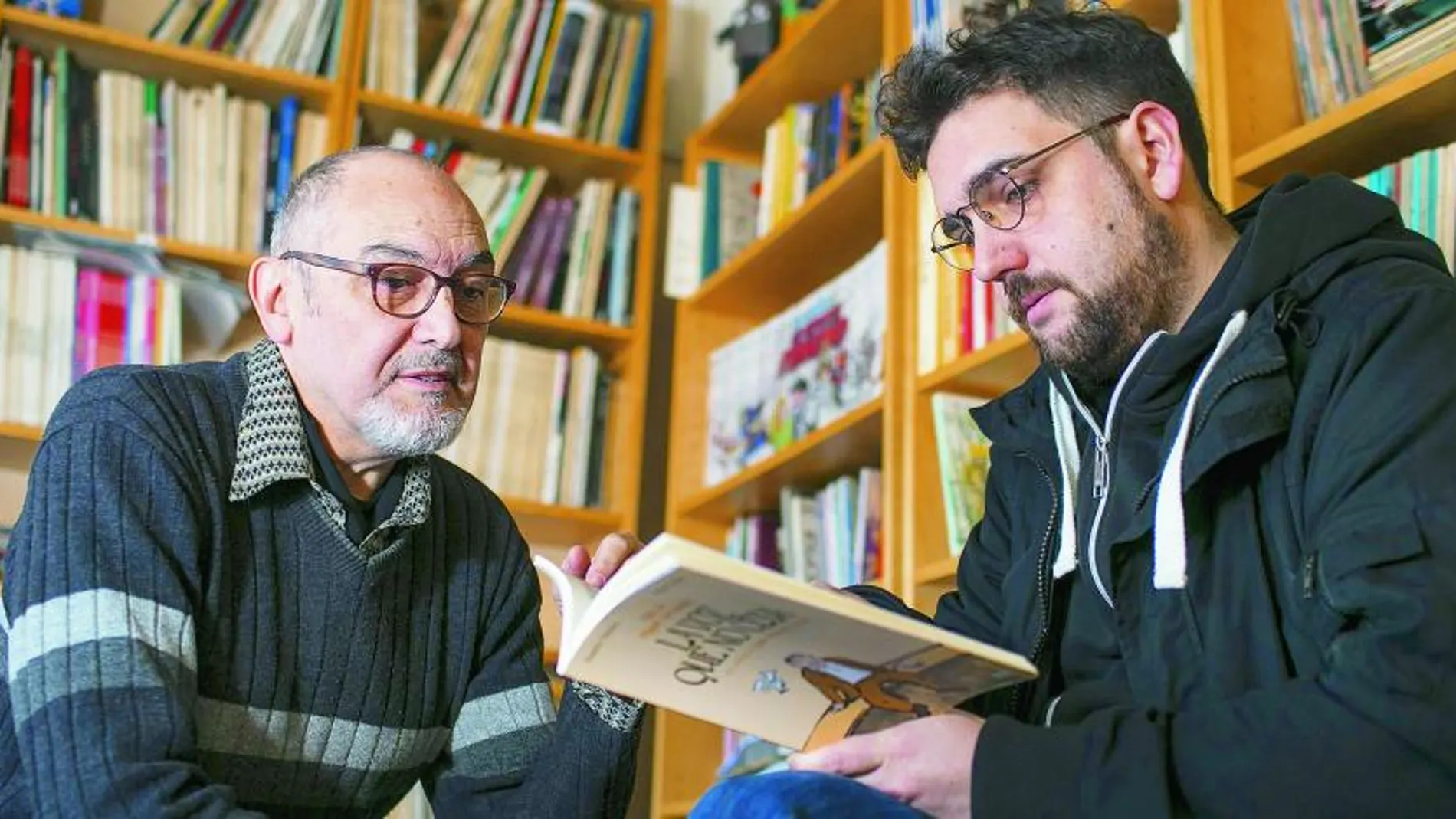 Ramón Boldú y Ramón Pereira, ayer, contemplando las páginas de «La voz que no cesa», su cómic dedicado a la vida de Miguel Hernández