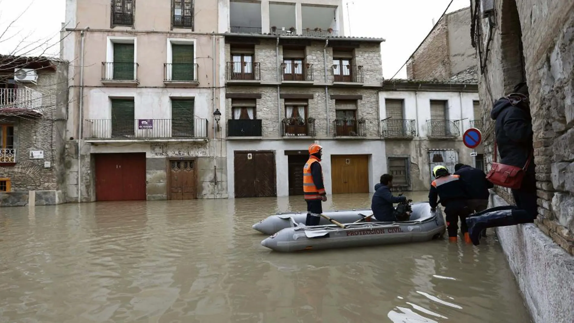 Miembros de Proteccion Civil ayudan a varias personas en el Casco Viejo de Tudela