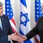 Kerry y Netanyahu se dan la mano, ayer, tras la conferencia de prensa en Jerusalén