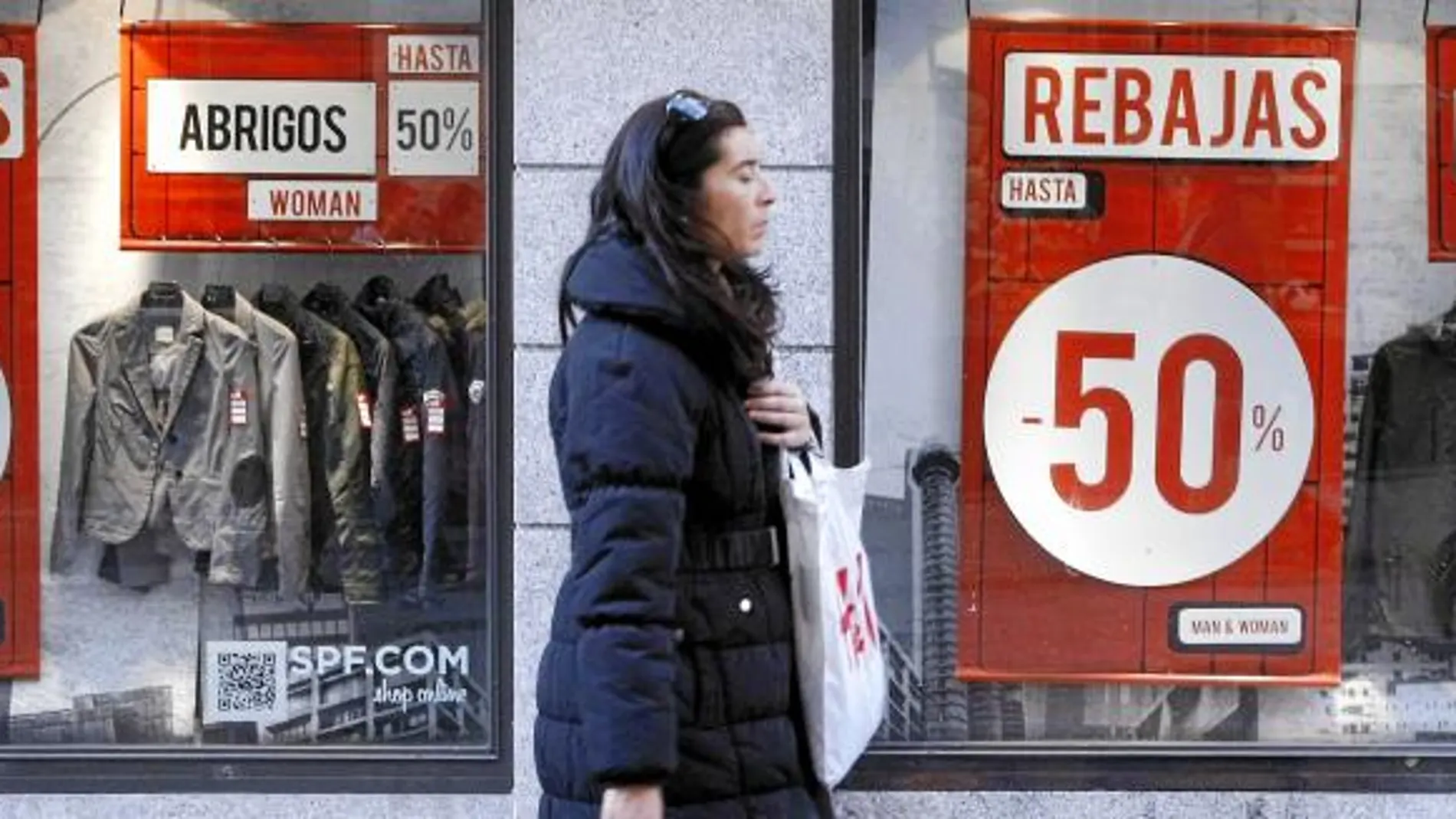 Los madrileños ya encuentran descuentos de entre el 20 y el 50 por ciento en la mitad de las tiendas de la región