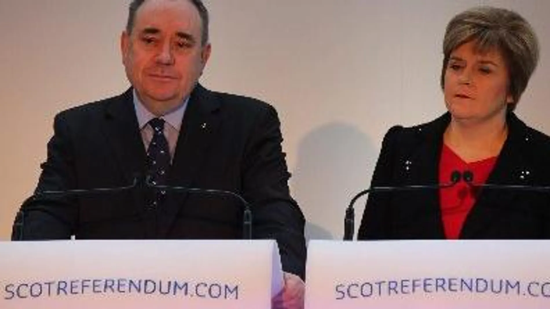 El ministro principal escocés, Alex Salmond junto a la "número dos"del Gobierno autónomo, Nicola Sturgeon