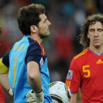 España (en la imagen, Capdevila, Casillas y Puyol) se sobrepuso a la primera derrota del Mundial de Sudáfrica frente a Suiza