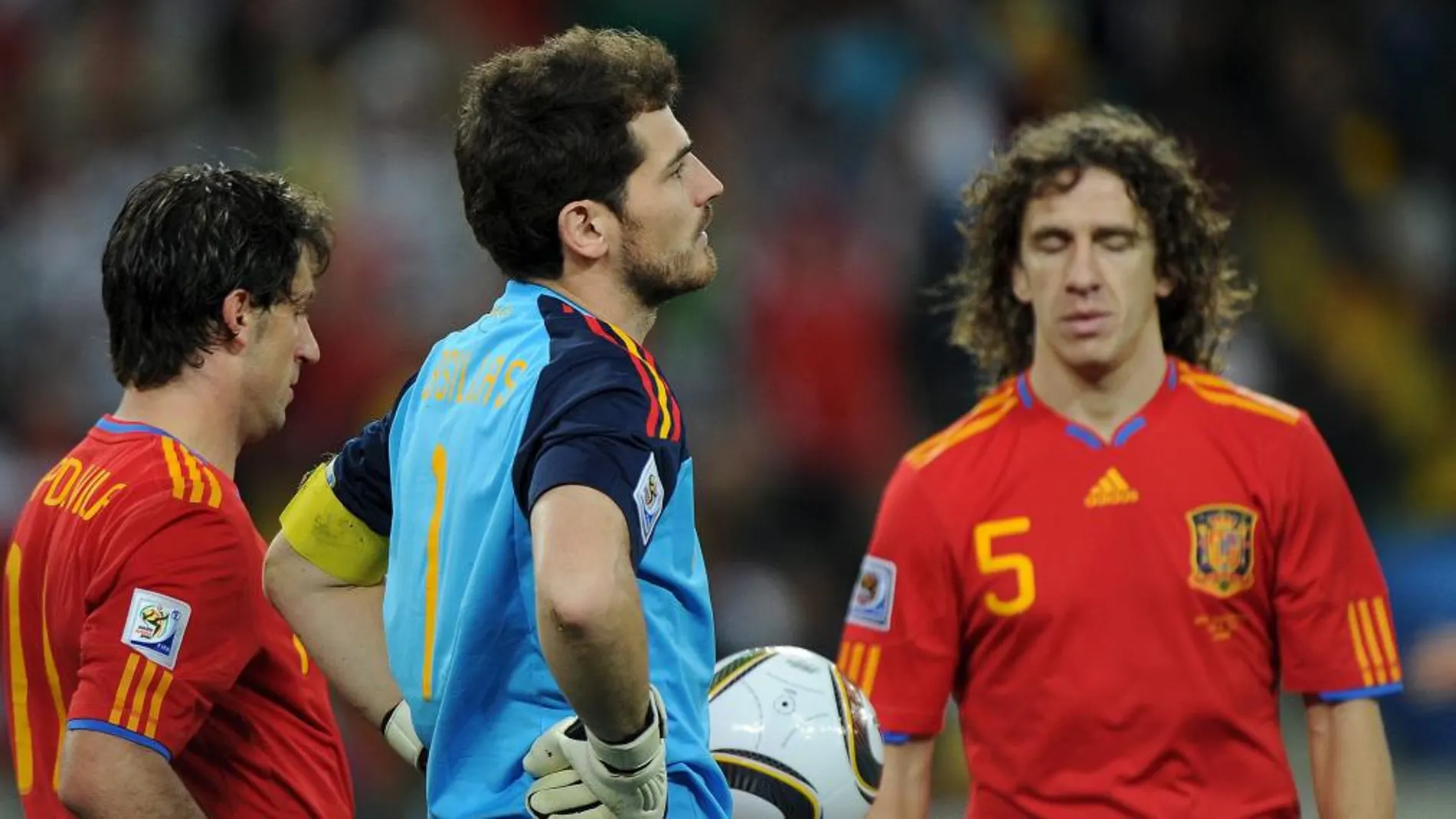 España (en la imagen, Capdevila, Casillas y Puyol) se sobrepuso a la primera derrota del Mundial de Sudáfrica frente a Suiza