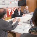 El secretario regional del PSOE, Julio Villarrubia, escucha las propuestas de los dirigentes de las ONG