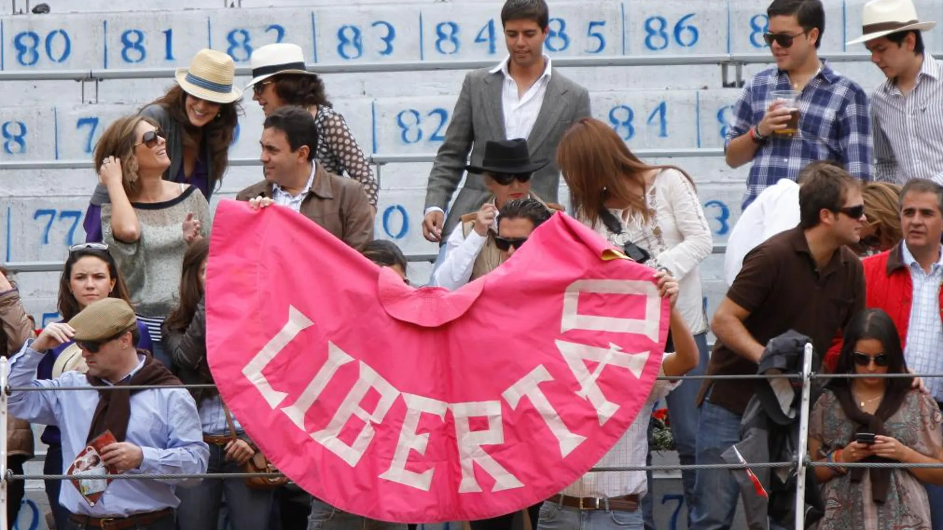 Aficionados en la plaza de toros de Quito