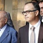 Jordi Pujol, acompañado de los lideres de CDC Jordi Turull y Josep Rull, entre otros, abandona el Parlament tras su comparecencia.