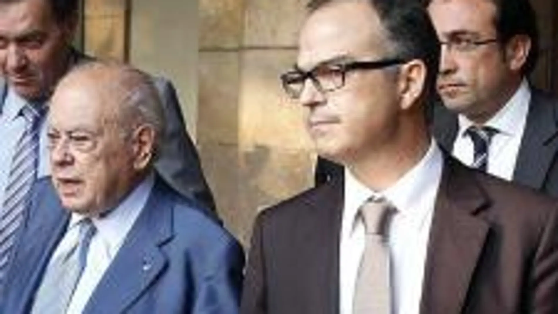 Jordi Pujol, acompañado de los lideres de CDC Jordi Turull y Josep Rull, entre otros, abandona el Parlament tras su comparecencia.