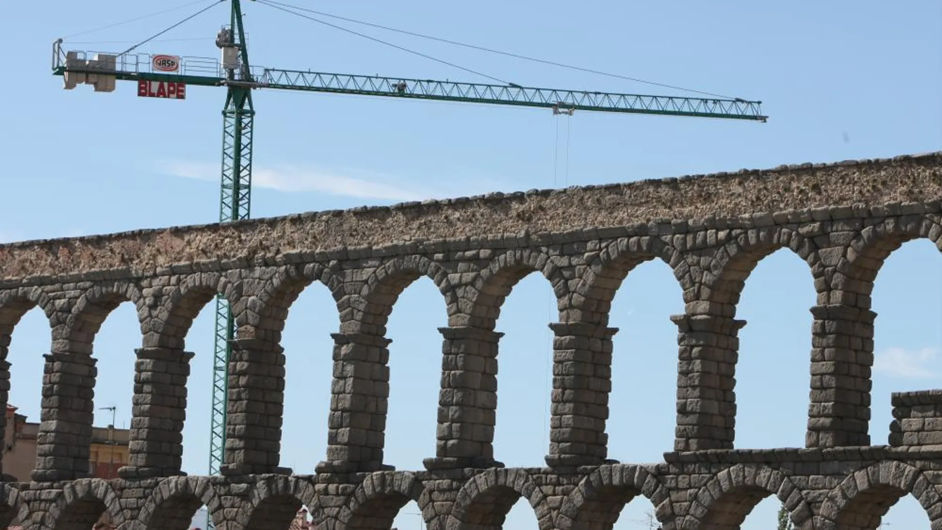 Pintan con spray en varios sillares del Acueducto de Segovia