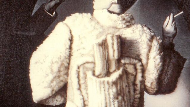 Este espectacular diseño en macramé pertenece a la colección de invierno de 1981. Lola Sordo, una popular modelo de la época, posa para Javier Valhonrat, mientras la silueta de Manuel Piña emerge entre las sombras