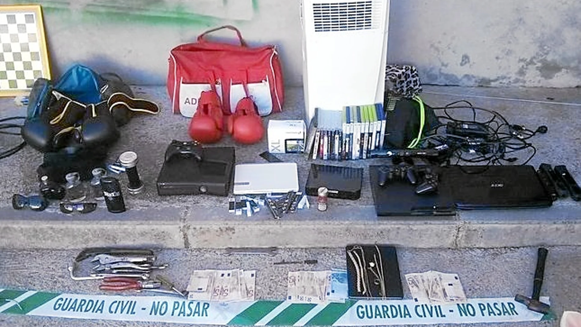 Los agentes interceptaron a cuatro de los ladrones del robo de Pezuela de Torres cuando huían en un vehículo con el materíal robado del asalto a una vivienda
