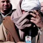 El padre de uno de los 21 coptos asesinados por el EI muestra una fotografía de su hijo