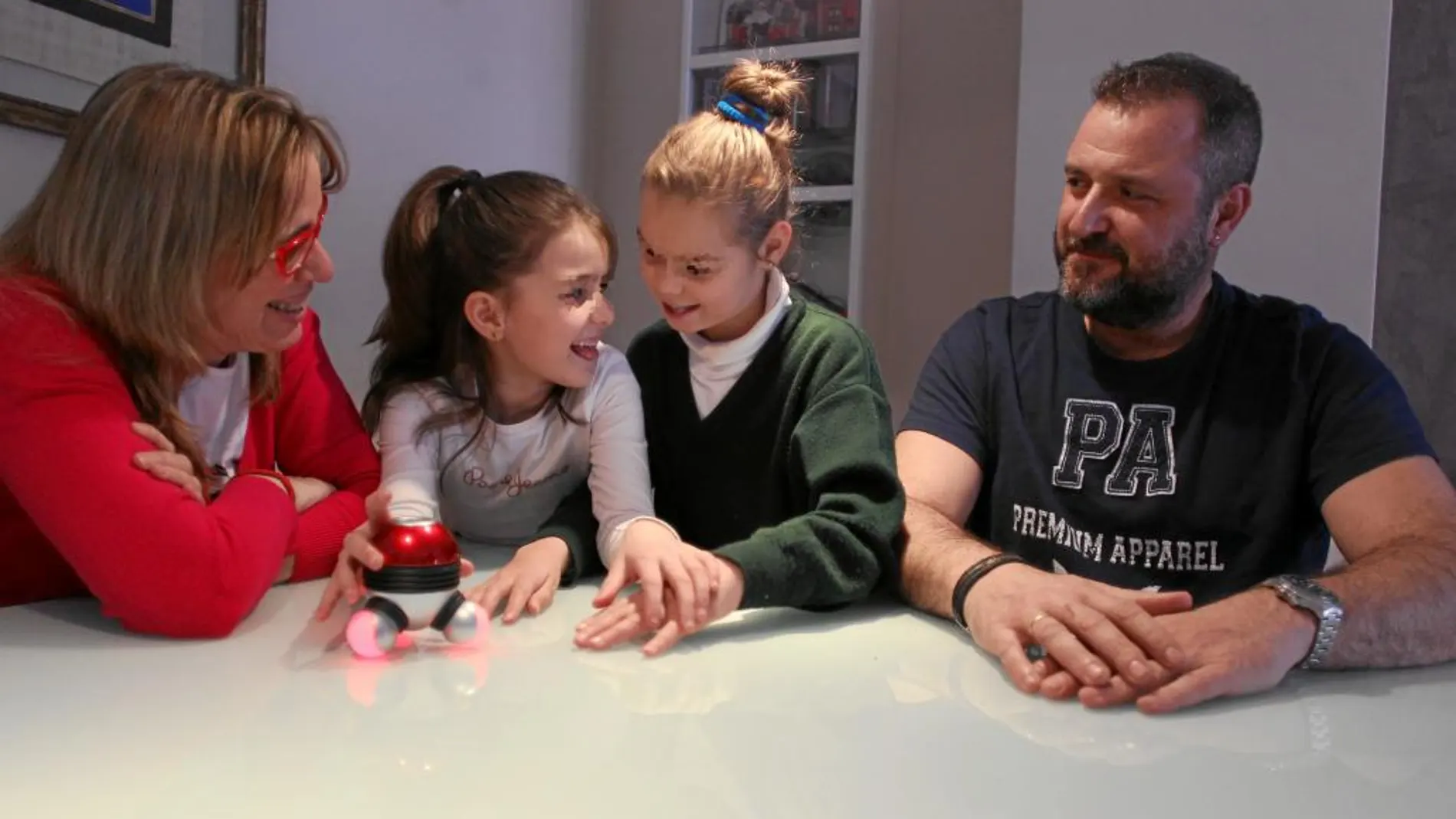 Susana y Enrique, junto a sus dos hijas Olivia, de seis años, y Sofía, de nueve