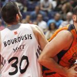 El pívot del Real Madrid Ioannis Bourousis (i) junto al pívot del Valencia Basket Bojan Dubljevic (d)