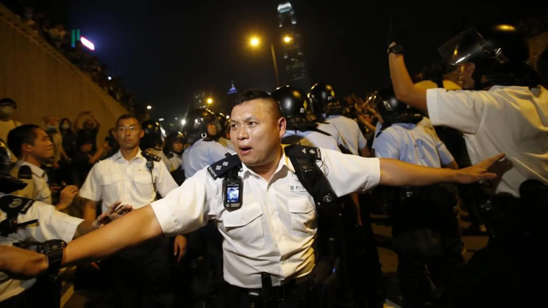 Antidisturbios en Hong Kong tratan de contener a los manifestantes.