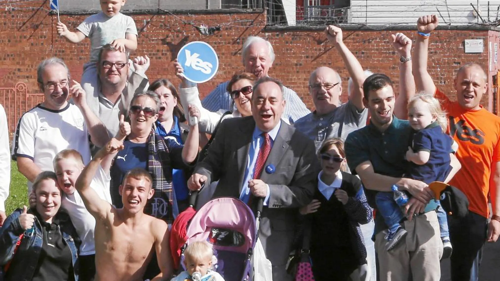 El ministro principal escocés, Alex Salmond, en un acto de campaña con sus seguidores el pasado lunes, en Dundee