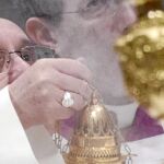 El Papa Francisco, ayer, con el incensario durante la eucaristía celebrada en la basílica de San Pedro
