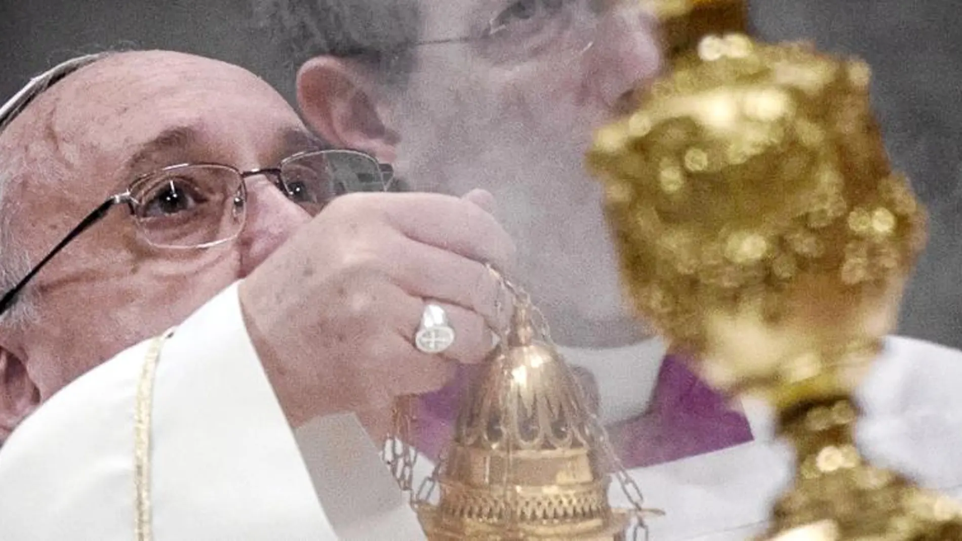 El Papa Francisco, ayer, con el incensario durante la eucaristía celebrada en la basílica de San Pedro