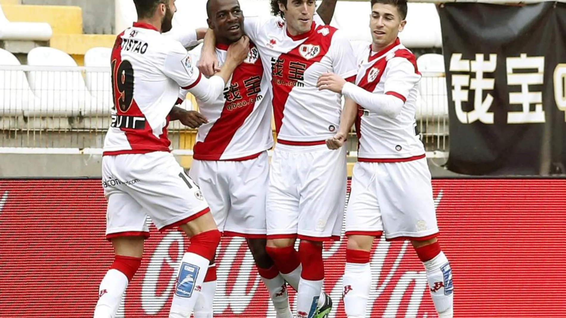Gaël Kakuta celebra con sus compañeros su gol.