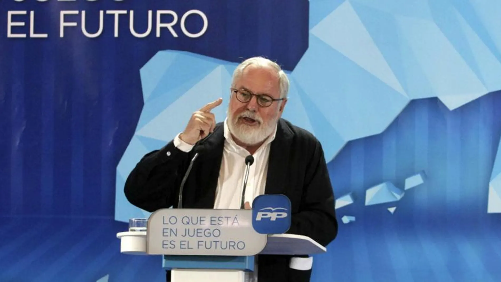 El cabeza de lista del PP a las elecciones europeas, Miguel Arias Cañete, durante su intervención en un mitin celebrado hoy en la Plaza de Trascorrales de Oviedo