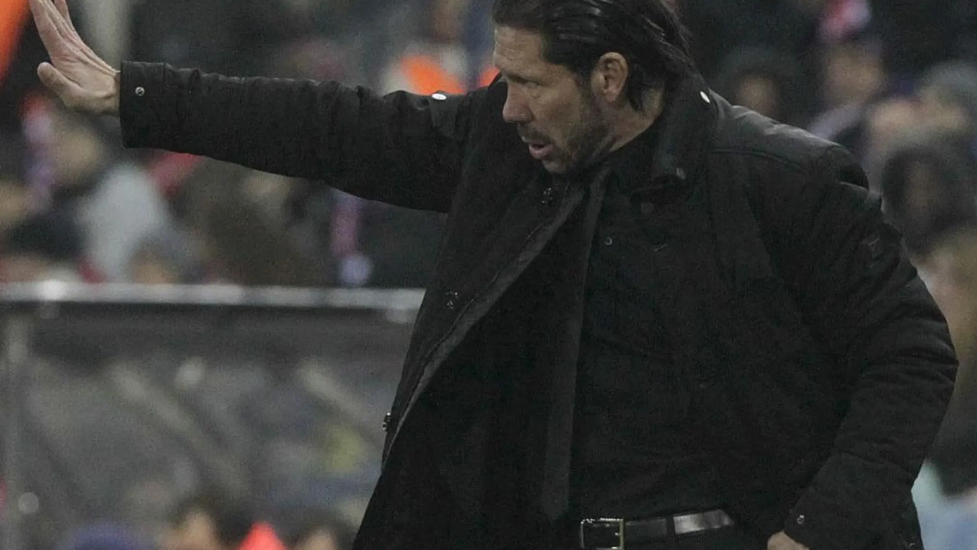 El entrenador del Atlético de Madrid, Diego Simeone, da instrucciones durante el partido frente al Oporto