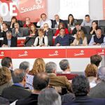 Fotografía facilitada por el PSOE del secretario general del PSOE, Alfredo Pérez Rubalcaba (d), durante su intervención