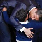 Ronaldo abraza a su hijo y posó con el presidente Florentino Pérez