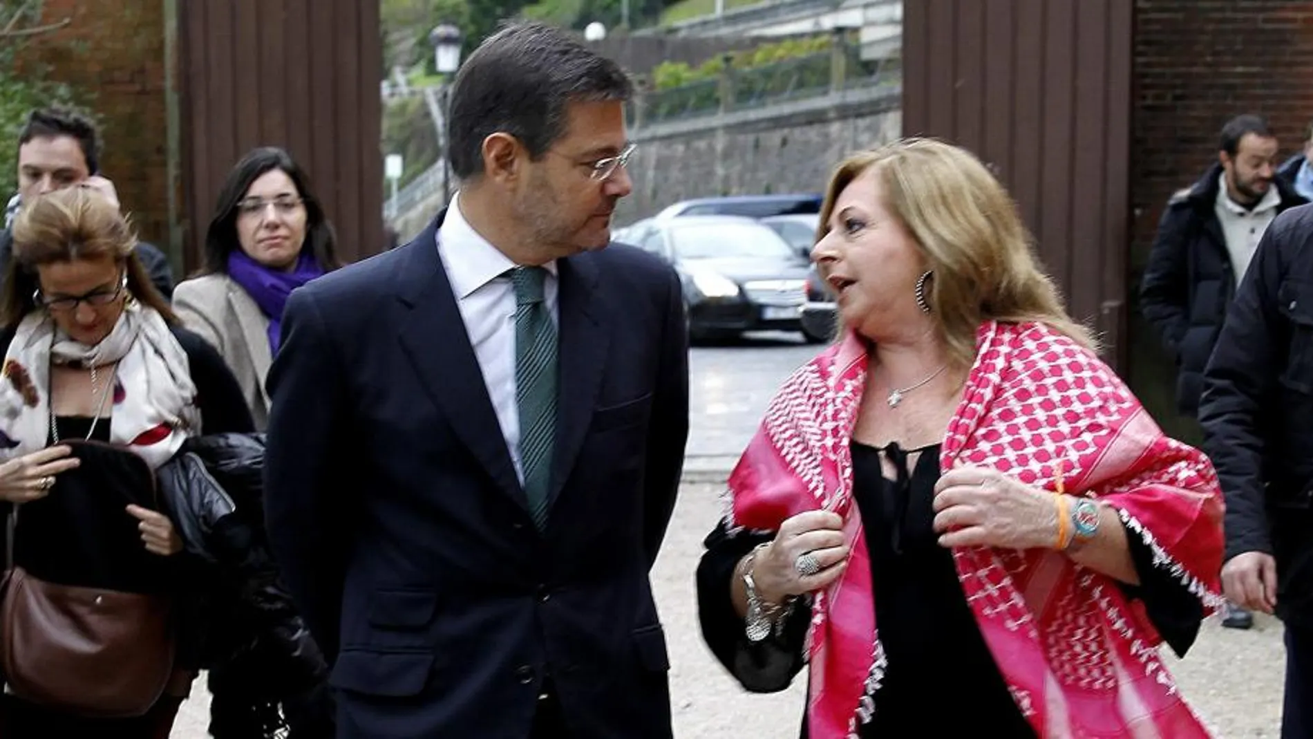 La presidenta del Colectivo de Víctimas del Terrorismo del País Vasco (Covite), Consuelo Ordóñez (d), conversa con el ministro de Justicia, Rafael Catalá (i).