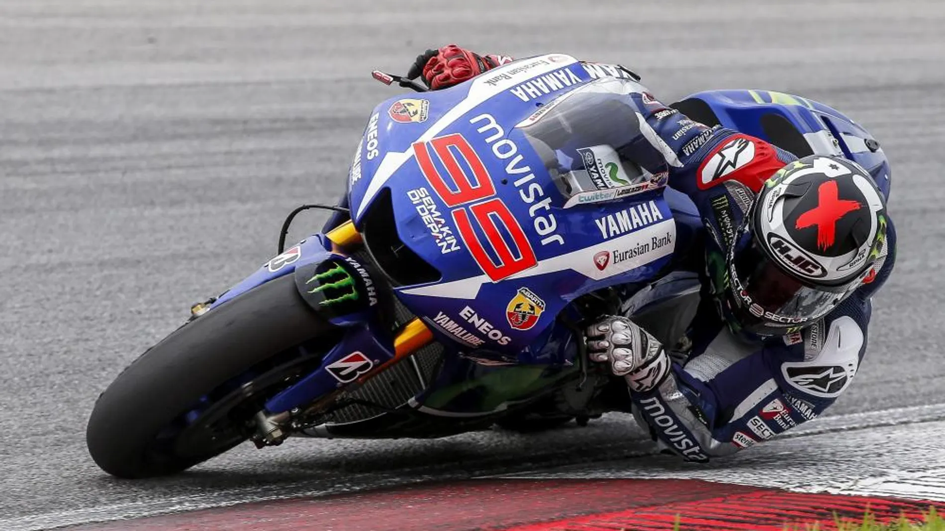 Jorge Lorenzo sobre su Yamaha.