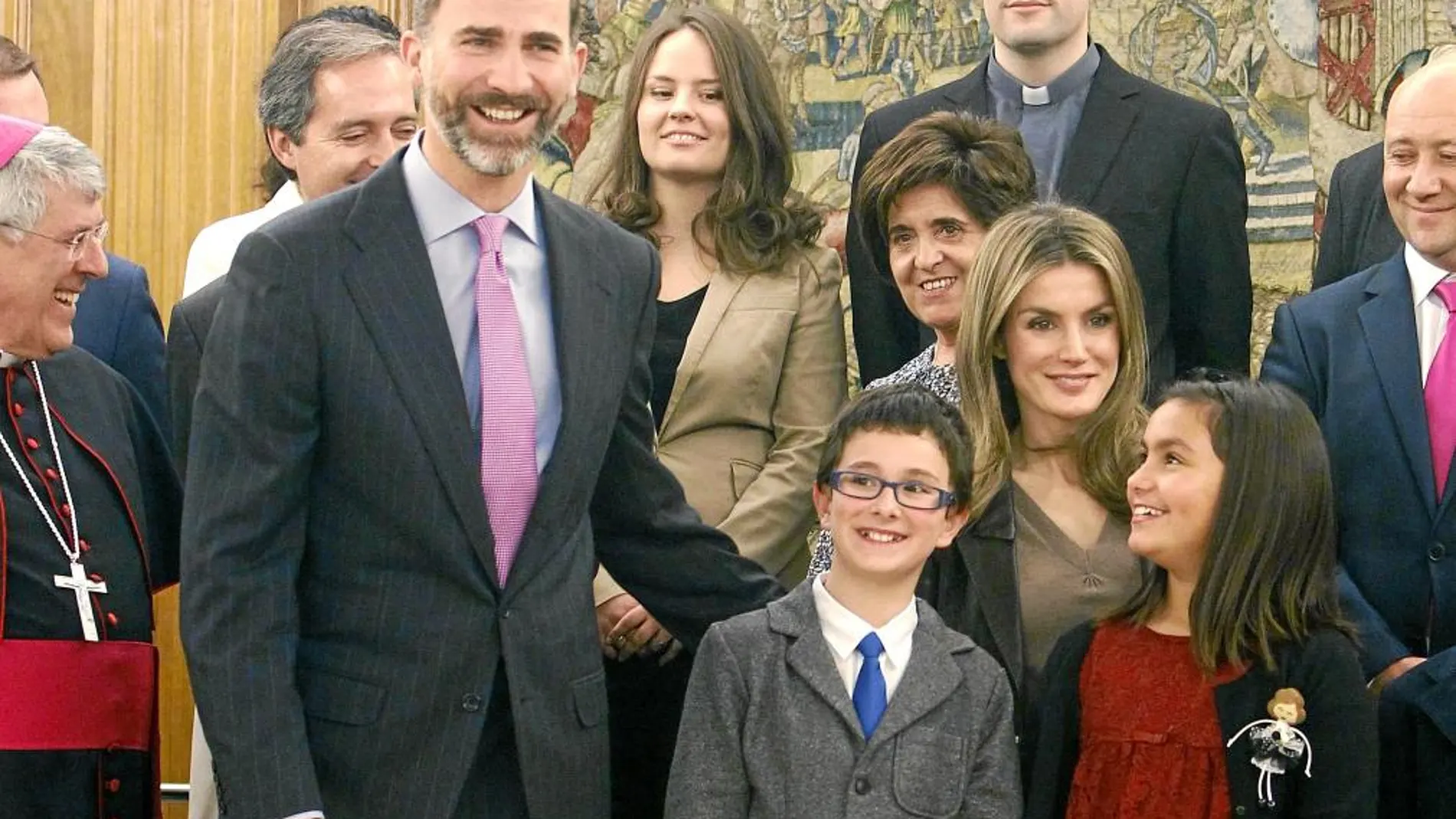 Don Felipe y Doña Letizia, ayer, con los ganadores del concurso de Infancia Misionera