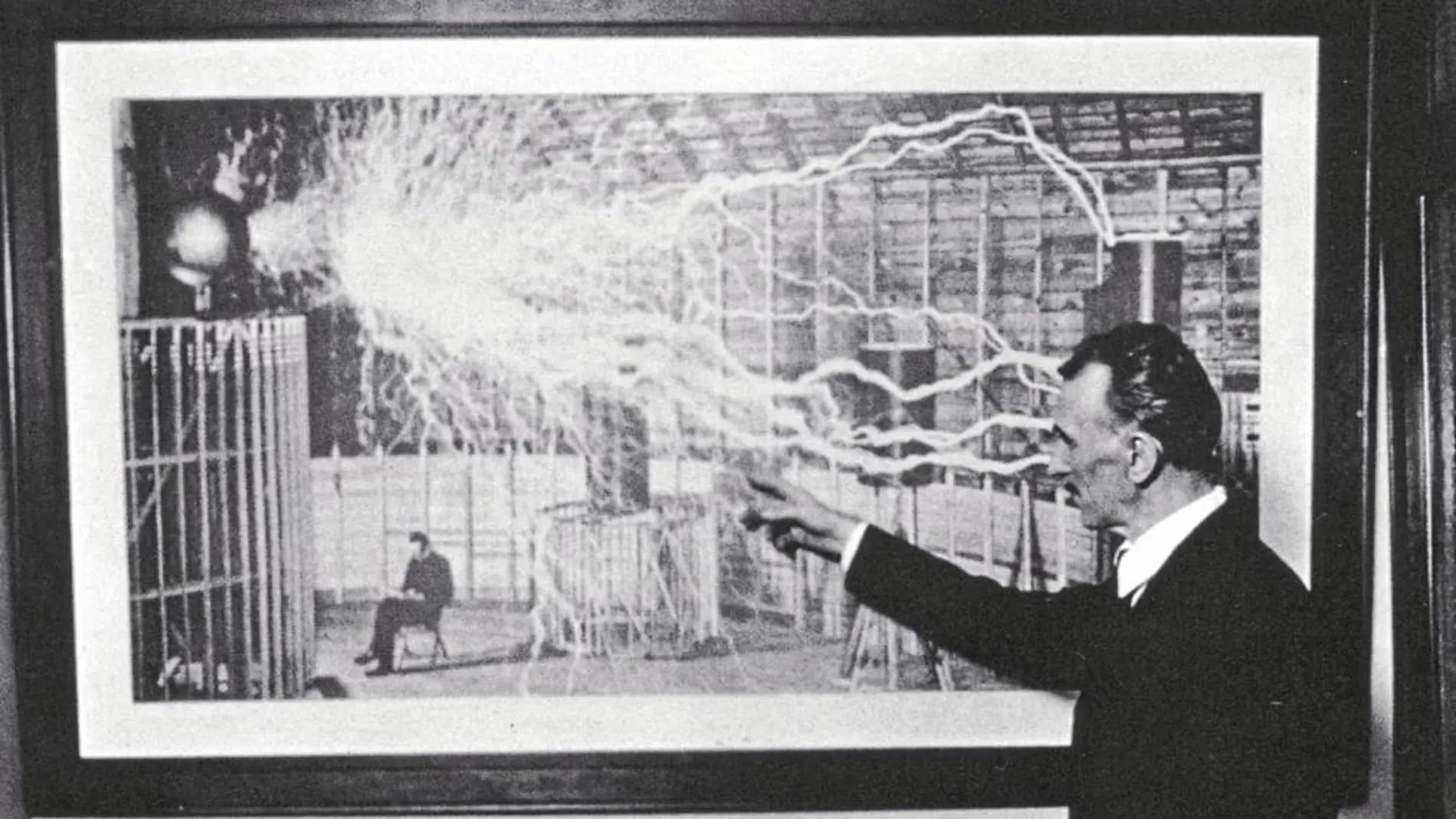 Tesla mostrándose a sí mismo en una fotografía de 1916