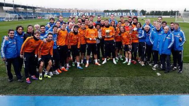«Este premio es de todos. De todo el equipo y staff. Y de toda la afición!», escribe Cristiano hoy en su facebook junto a esta imagen.