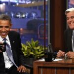 Barack Obama ríe durante una entrevista en televisión