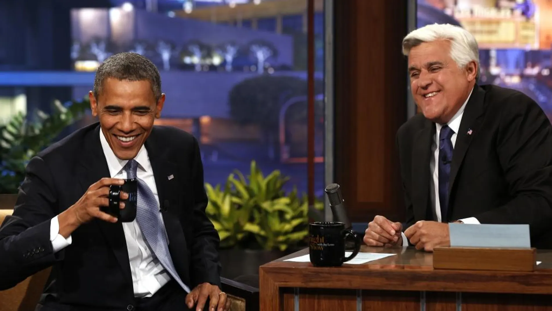 Barack Obama ríe durante una entrevista en televisión